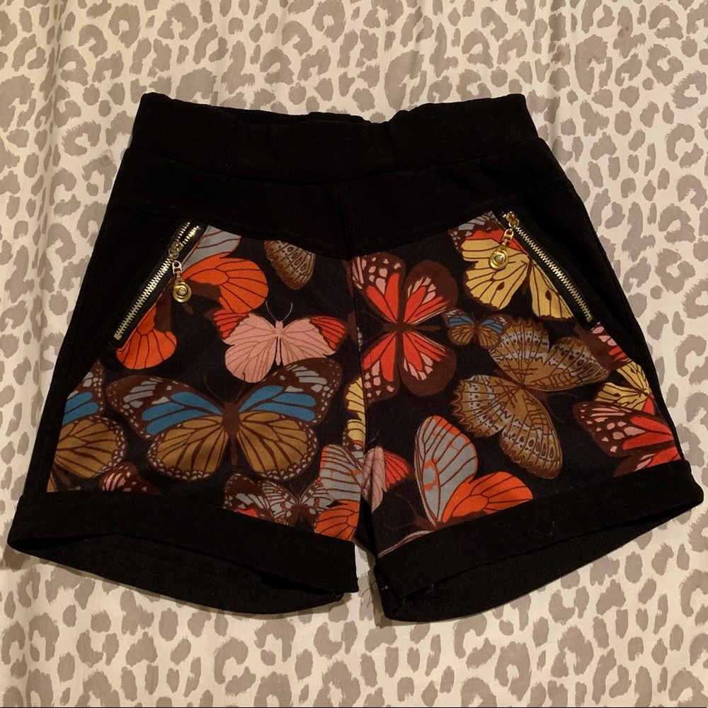 cute butterfly shorts with zipper pockets, worn once, size m/L